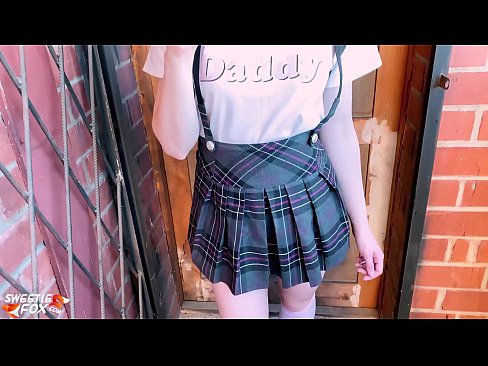 ❤️ Musikana Wechikoro Anoyamwa mboro yake zvakadzika uye anohura panzvimbo yemakirasi. Hard porn ﹏