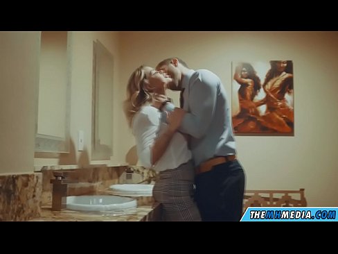 ❤️ Kana blonde ine busty inokukwezvera muchimbuzi cheveruzhinji Hard porn ﹏